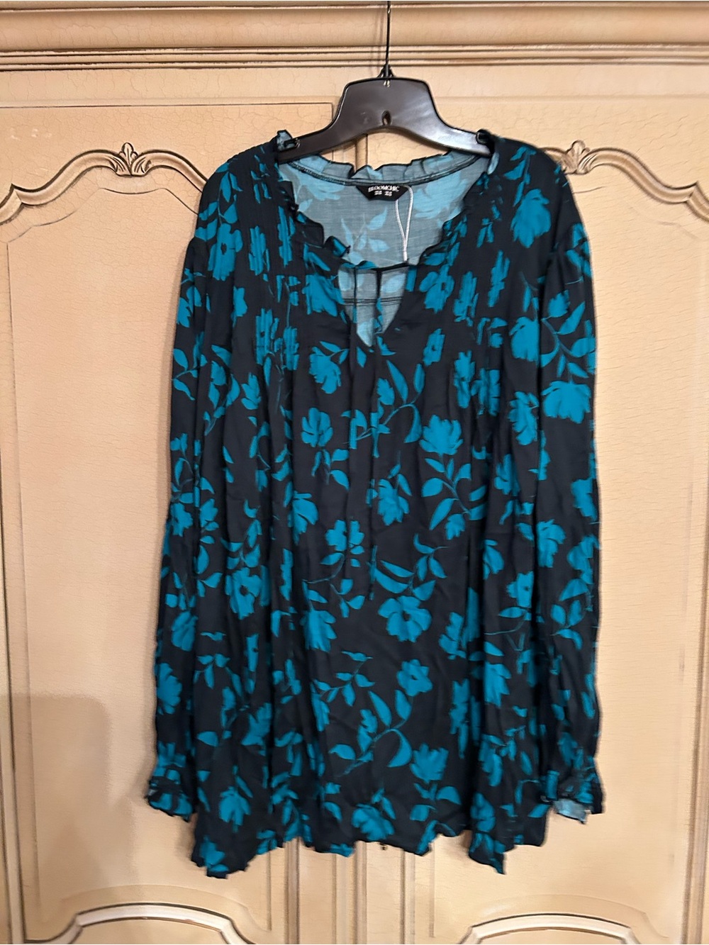 NWT BloomChic 28 Black and Teal Floral Top